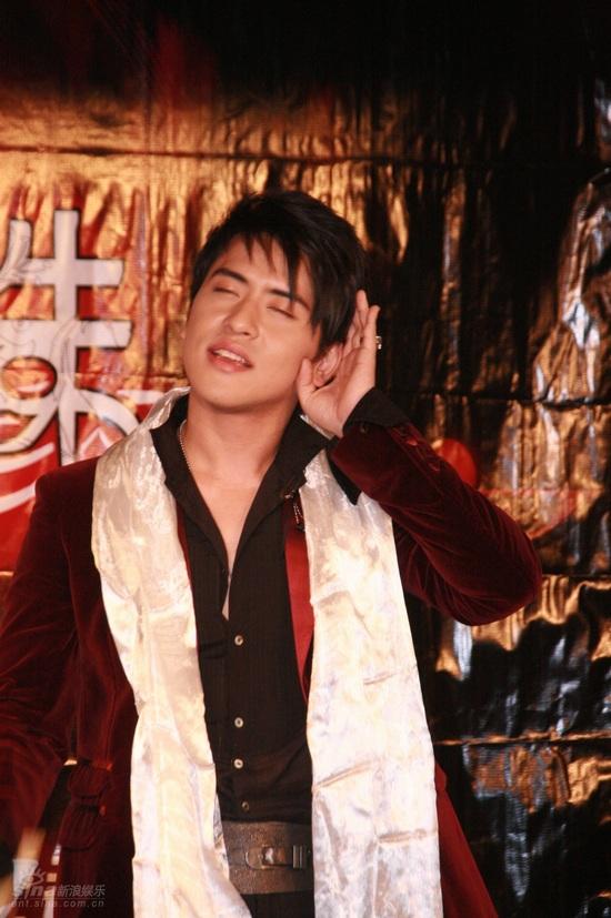 图文:扎西顿珠发同名专辑--聆听歌迷欢呼