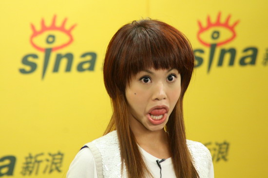 图文杨丞琳做客聊新碟五连拍做鬼脸