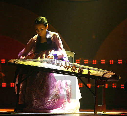 图文:美女音乐家着韩国传统服饰演奏伽倻琴