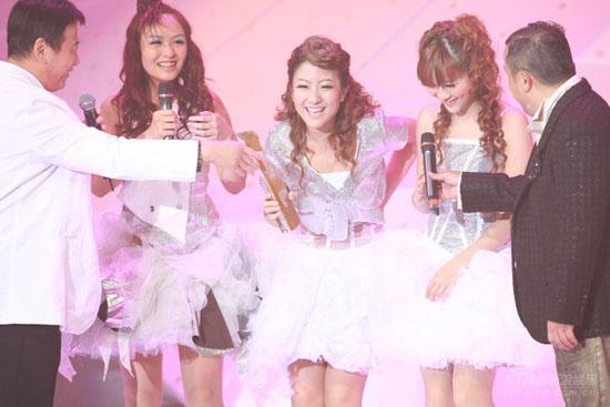 hotcha获最受欢迎组合铜奖 上台服装统一