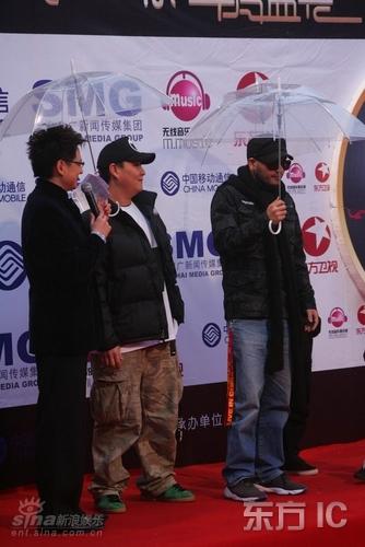 张震岳及其乐队Free9打雨伞走上红毯
