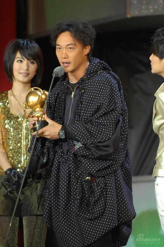 陈奕迅手持奖杯 Hebe背后眼神含情脉脉