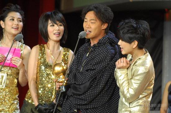 S.H.E与陈奕迅合唱粤语歌曲表情投入