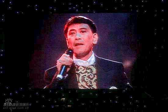 屏幕播放罗文生前照片