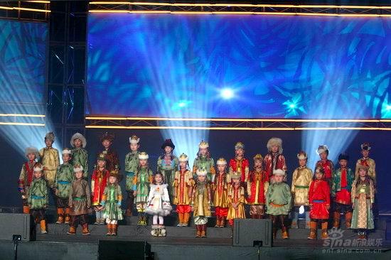 呼伦贝尔五彩传说儿童合唱团表演草原童谣