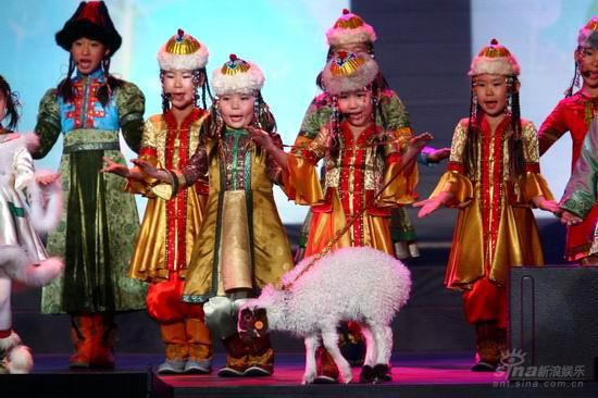 呼伦贝尔五彩传说儿童合唱团表演草原童谣