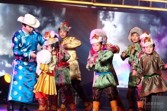 呼伦贝尔五彩传说儿童合唱团表演草原童谣