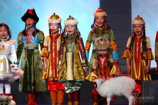 呼伦贝尔五彩传说儿童合唱团表演草原童谣