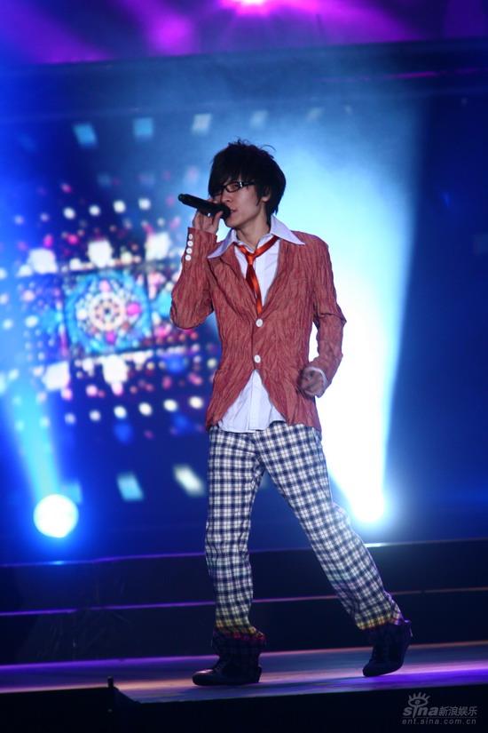 王啸坤登台演唱《Keep on Loving You》