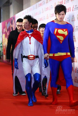 后舍男生亮相表情怪异