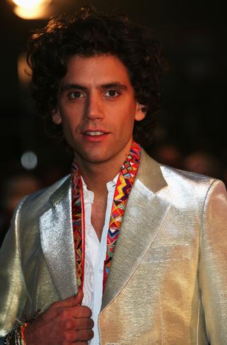 英国歌手Mika黄色丝绸西装闪亮登场