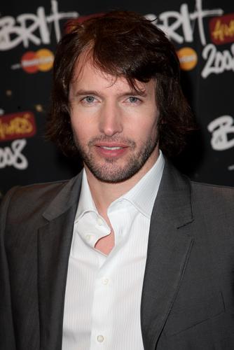 歌手詹姆斯-布朗特在后台留影