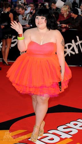 美国组合The Gossip主唱贝丝胖芭比造型亮相红毯