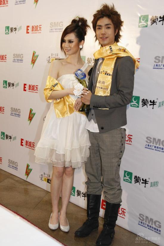 男才女貌组合后台留影