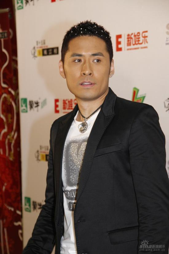 黄征获奖后台接受媒体访问