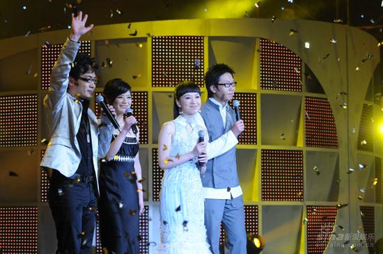 四位主持人宣布东方风云榜圆满落幕