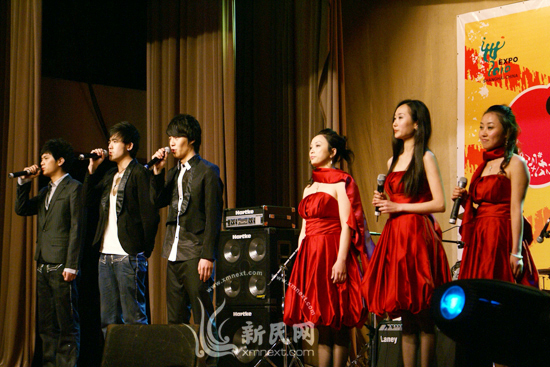 Seven days和水灵组合一起演唱《呼唤》 新民网实习记者 丁逸晨 摄