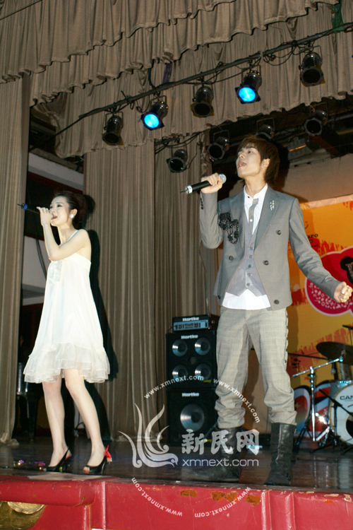 男才女貌献歌《外滩18号》新民网实习记者 丁逸晨 摄