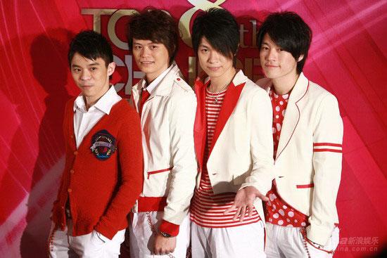 强辩乐团四位成员合影