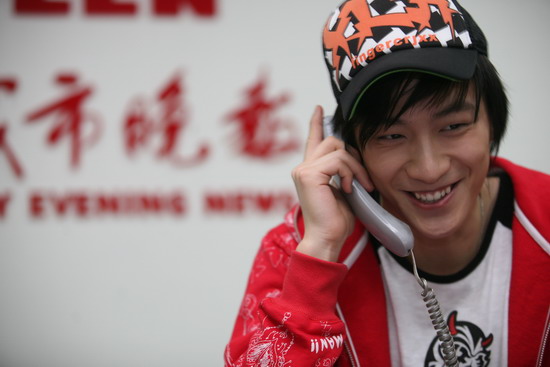 乔任梁接听读者热线电话