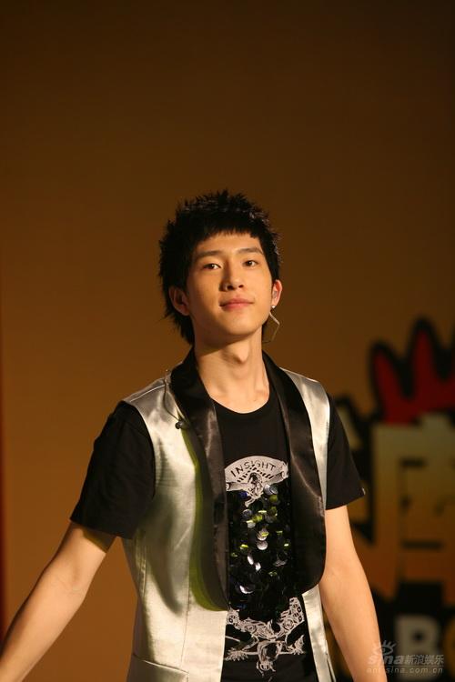 图文:bobo新浪歌会--井柏然表情俏皮