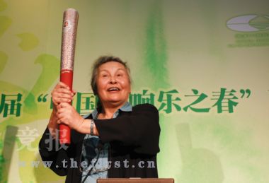 郑小瑛手举火炬