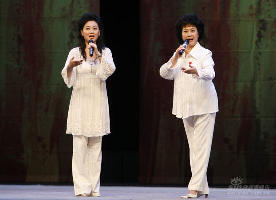 沈健瑾、姜亦珊表演京剧选段《咏梅》