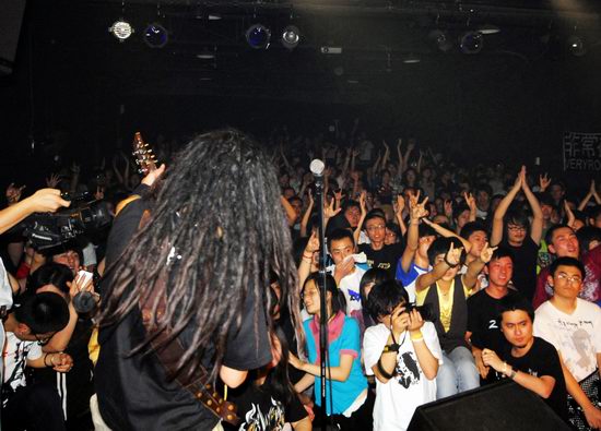 夜叉乐队心系灾区 赈灾义演尽微薄之力(组图)