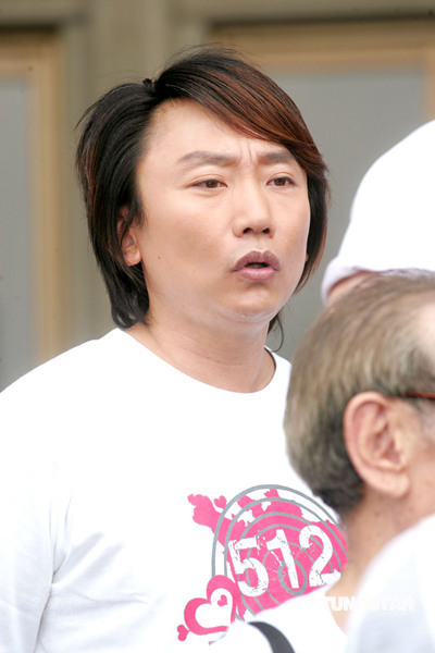 图文:台湾艺人拍摄赈灾歌曲mv-秦伟