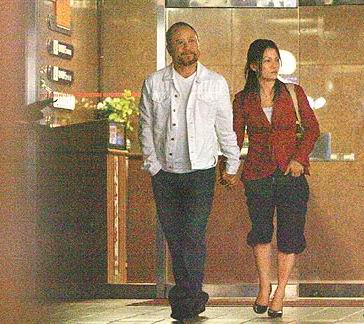 张韶涵母亲曾被拍到与张镐哲牵手约会