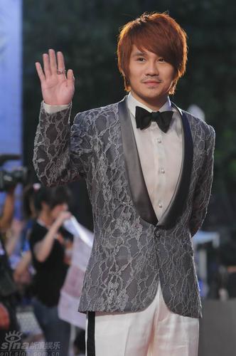 曹格蟒纹西装帅气现身 略蓄胡须显沧桑