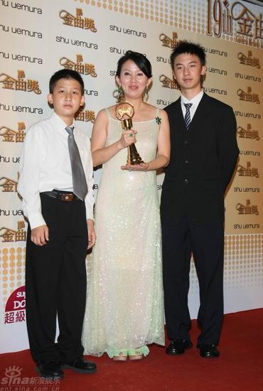 陈志远获特别贡献奖 妻子儿子代为领奖