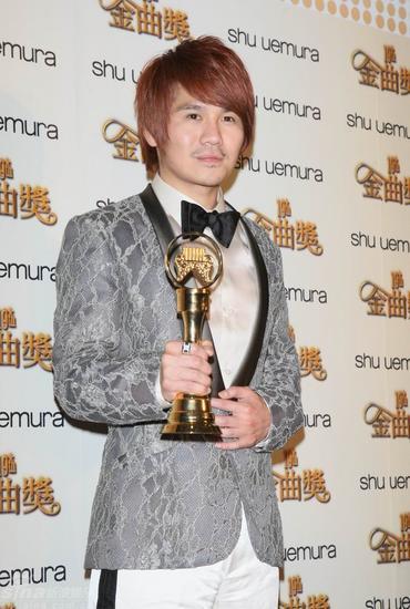 曹格获国语男歌手奖 手捧奖杯激动万分