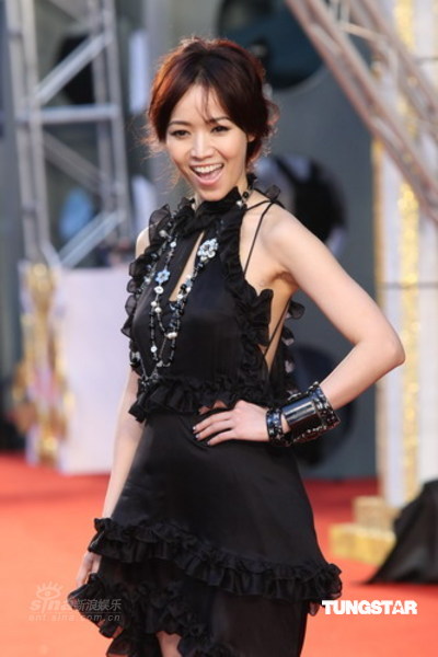 侯佩岑亮相金曲奖红毯