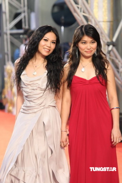 蔡健雅身着灰色礼服和作词人小寒走红毯