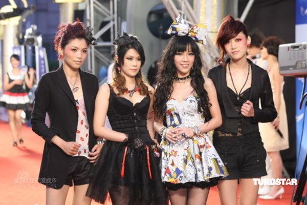 樱桃帮四位成员走红毯 主唱戴夸张蝴蝶结