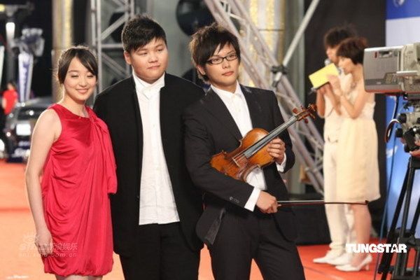 张文韬和张维真携朋友走上红地毯