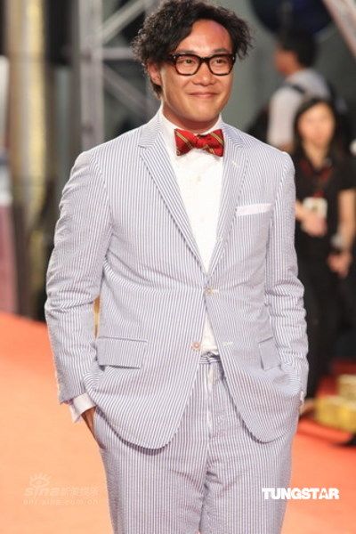 图文:陈奕迅在红地毯上 假正经真搞笑