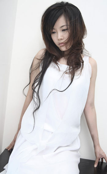 组图:戴娆性感出镜 最新造型展"双色"风采