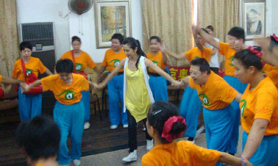 李冰冰与孩子们跳起了欢快的舞蹈