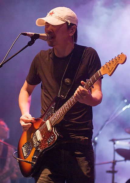 图文:崔健唱响葡萄牙--换吉他了