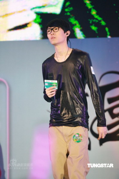 方大同身材瘦小