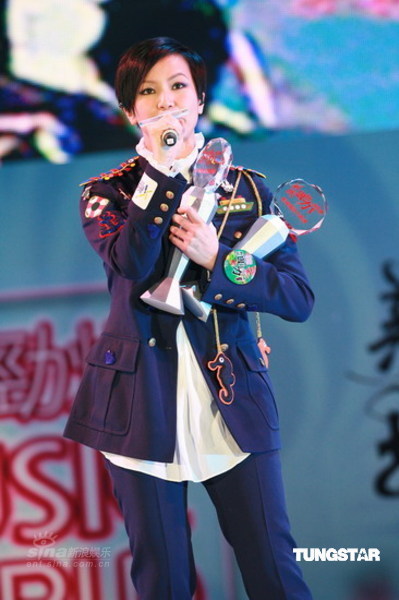 何韵诗抱奖杯演唱