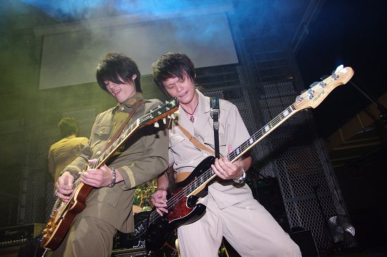 组图:强辩乐团着迷彩装夜办live派对