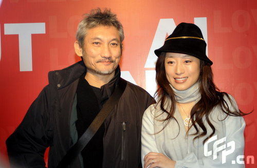 新浪娱乐讯 2008年11月8日,北京,曾经红遍大江南北的歌手艾敬(听歌