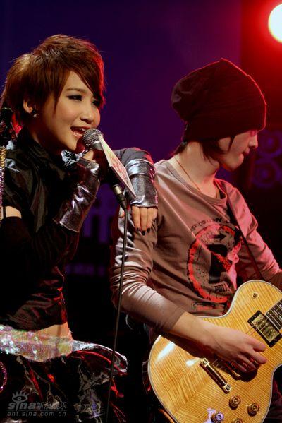 艾梦萌首张专辑发行 现场演唱获谢天笑称赞