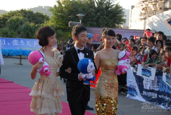 三位主持人牵手登场