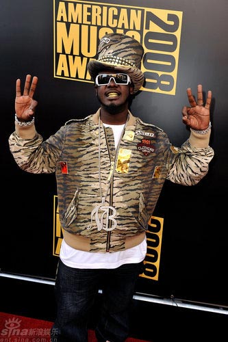 饶舌歌手T-Pain搞怪亮相红毯