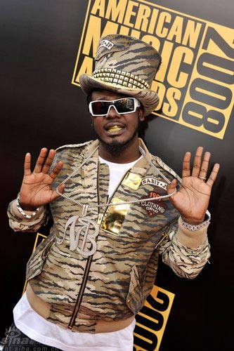 饶舌歌手T-Pain搞怪亮相红毯