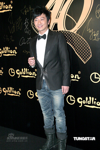 图文:众星亮相时尚派对--孙耀威牛仔裤